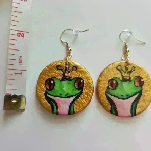 Frog queen on circle hoop hand-painted gold earrings ✦ Cute forest fairy style ✦ - Picture 8 of 10